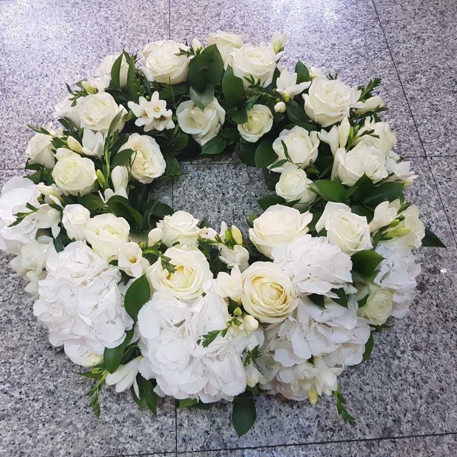 Coroana funerara trandafiri albi si hortensie