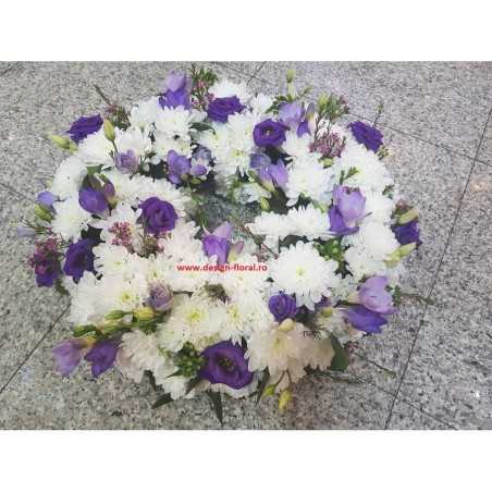 Coroana funerara crizanteme si frezii mov