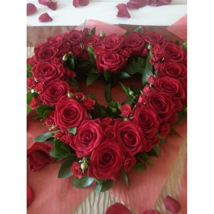 Inima florala cu trandafiri rosii