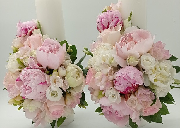 Lumânări de nuntă din flori naturale: Simbolul iubirii într-o ceremonie unică